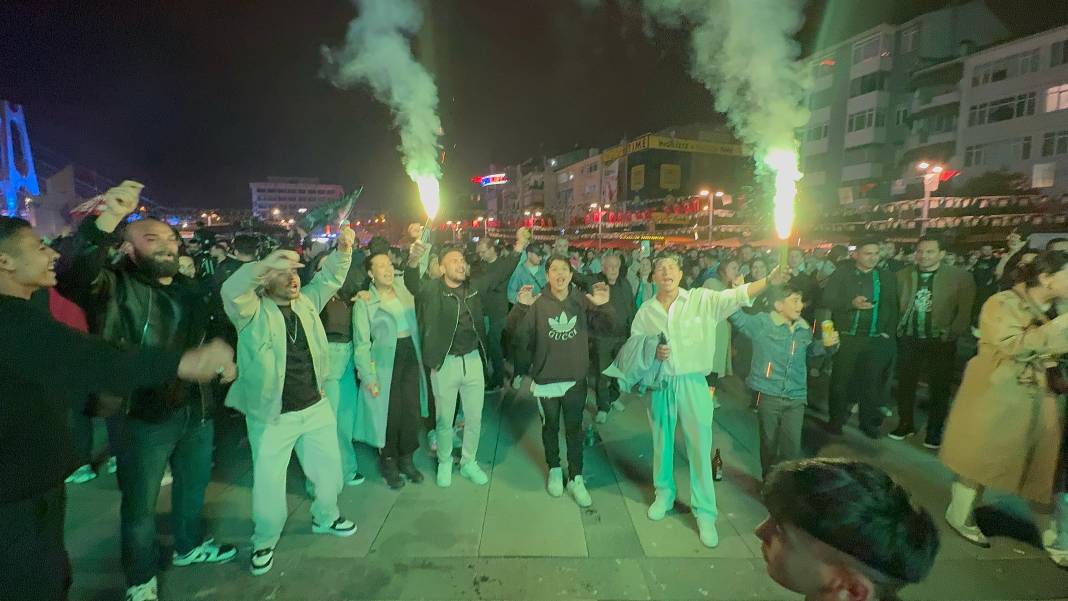 Süper Lig'e yükselen Kocaelispor taraftarı ortalığı yaktı geçti 1