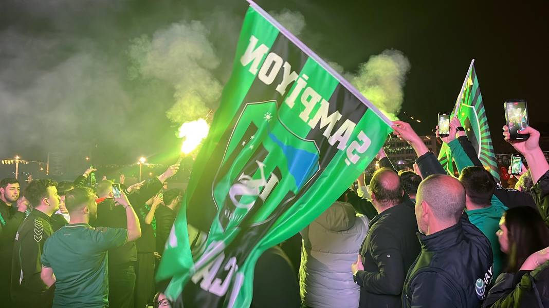 Süper Lig'e yükselen Kocaelispor taraftarı ortalığı yaktı geçti 8