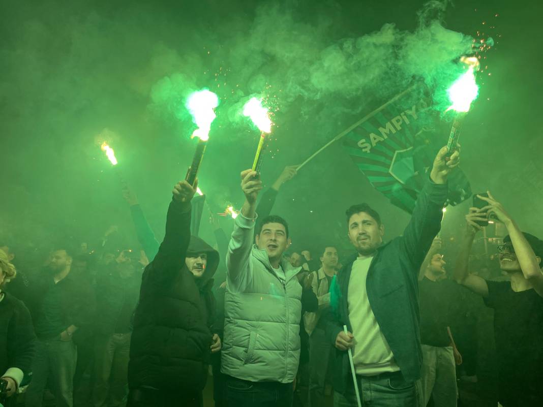 Süper Lig'e yükselen Kocaelispor taraftarı ortalığı yaktı geçti 6