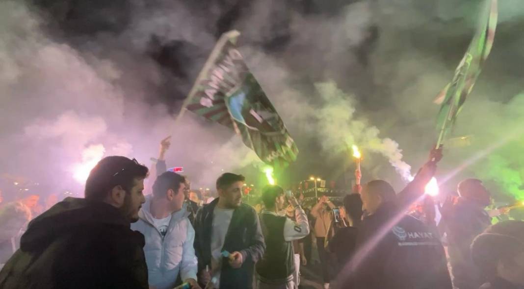 Süper Lig'e yükselen Kocaelispor taraftarı ortalığı yaktı geçti 3