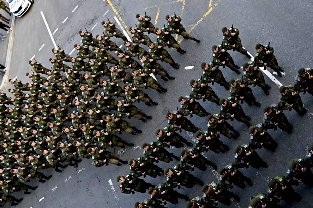 Rus askerleri Zafer Günü öncesi meydana indi 5