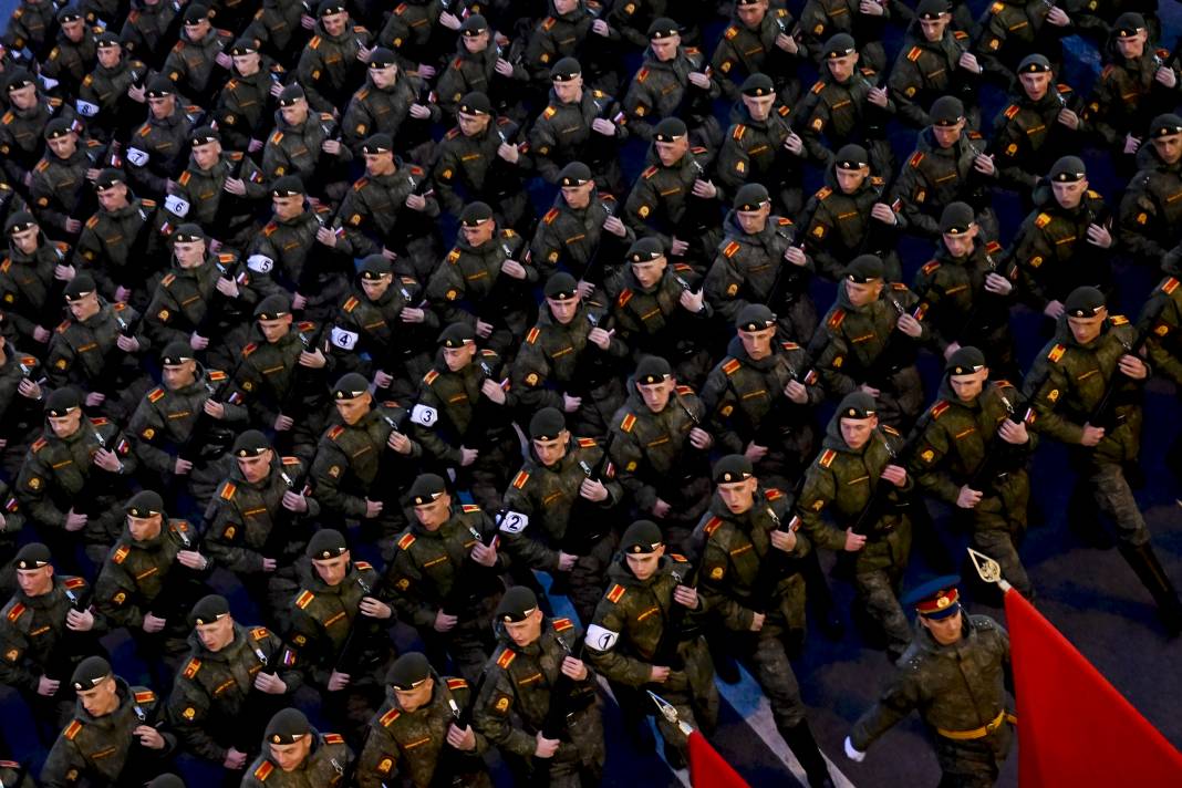 Rus askerleri Zafer Günü öncesi meydana indi 3