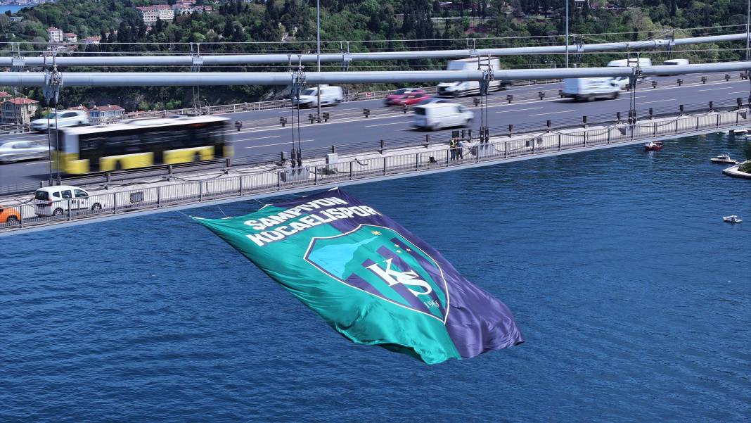 Süper Lig takımına izin çıktı: Şampiyonluk bayrağı köprüye asıldı 6