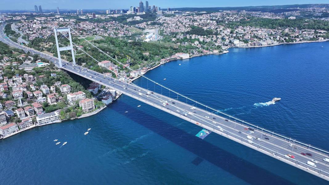 Süper Lig takımına izin çıktı: Şampiyonluk bayrağı köprüye asıldı 1