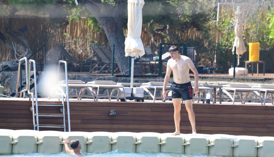 Fenerbahçeli yıldız Bodrum'da arkadaşıyla güreşti 4