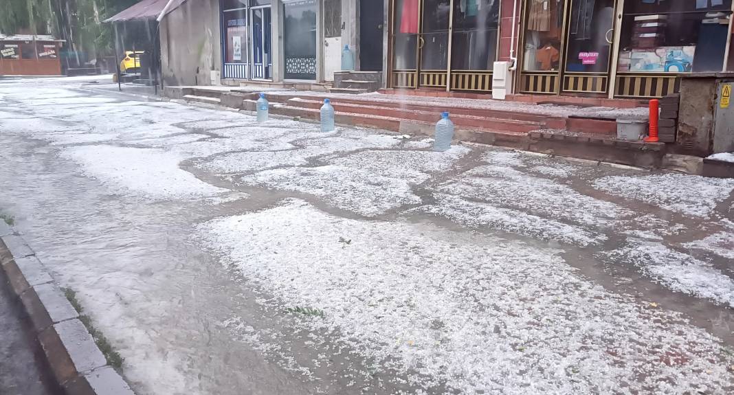 Yazın ortasında sokaklar beyaza büründü 3