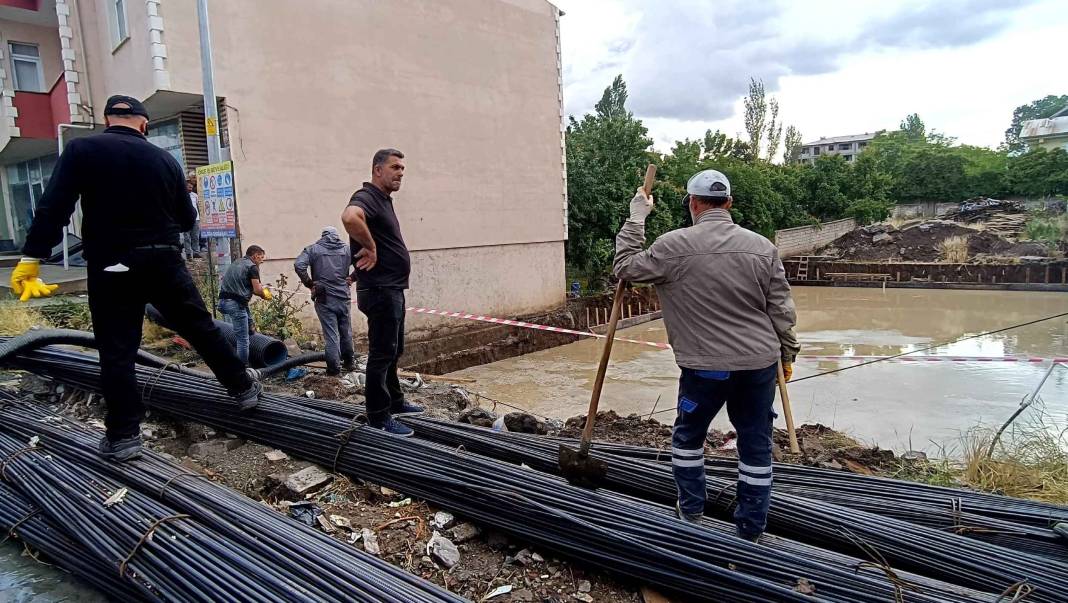 Yazın ortasında sokaklar beyaza büründü 1