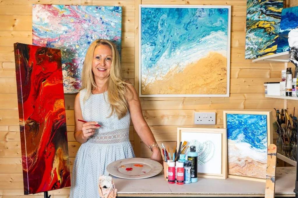 Ölü insanların küllerini tabloya çeviriyor 2