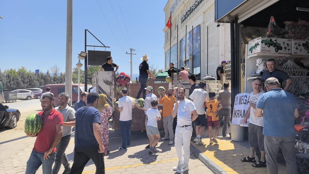 12 ton karpuz 20 dakikada bitti 3