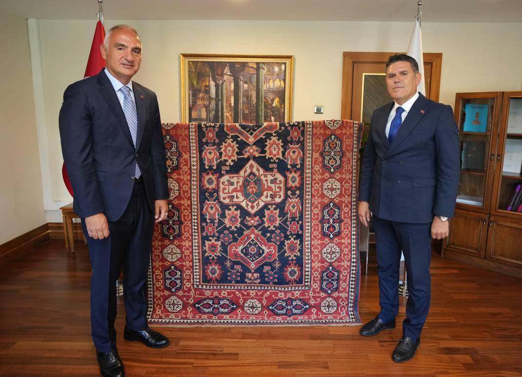 30 yıldır kayıptı! 500 yıllık halı Türkiye'ye iade edildi 2