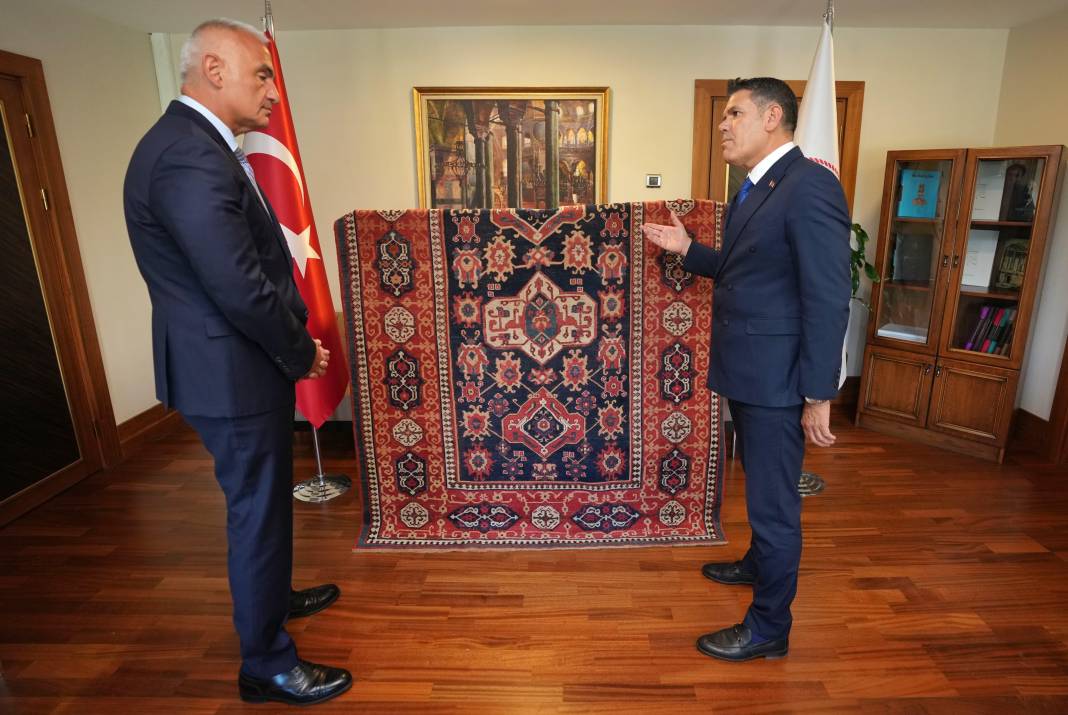 30 yıldır kayıptı! 500 yıllık halı Türkiye'ye iade edildi 3