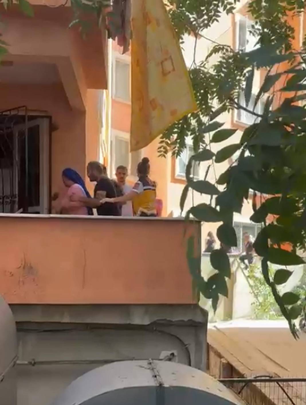 Üstüne kapanan balkon kapısı sonu oldu! 5'inci kattan düşerek öldü 5