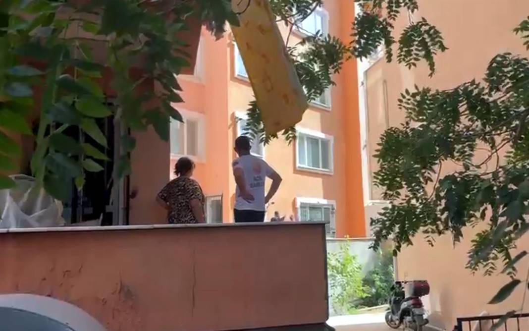 Üstüne kapanan balkon kapısı sonu oldu! 5'inci kattan düşerek öldü 1