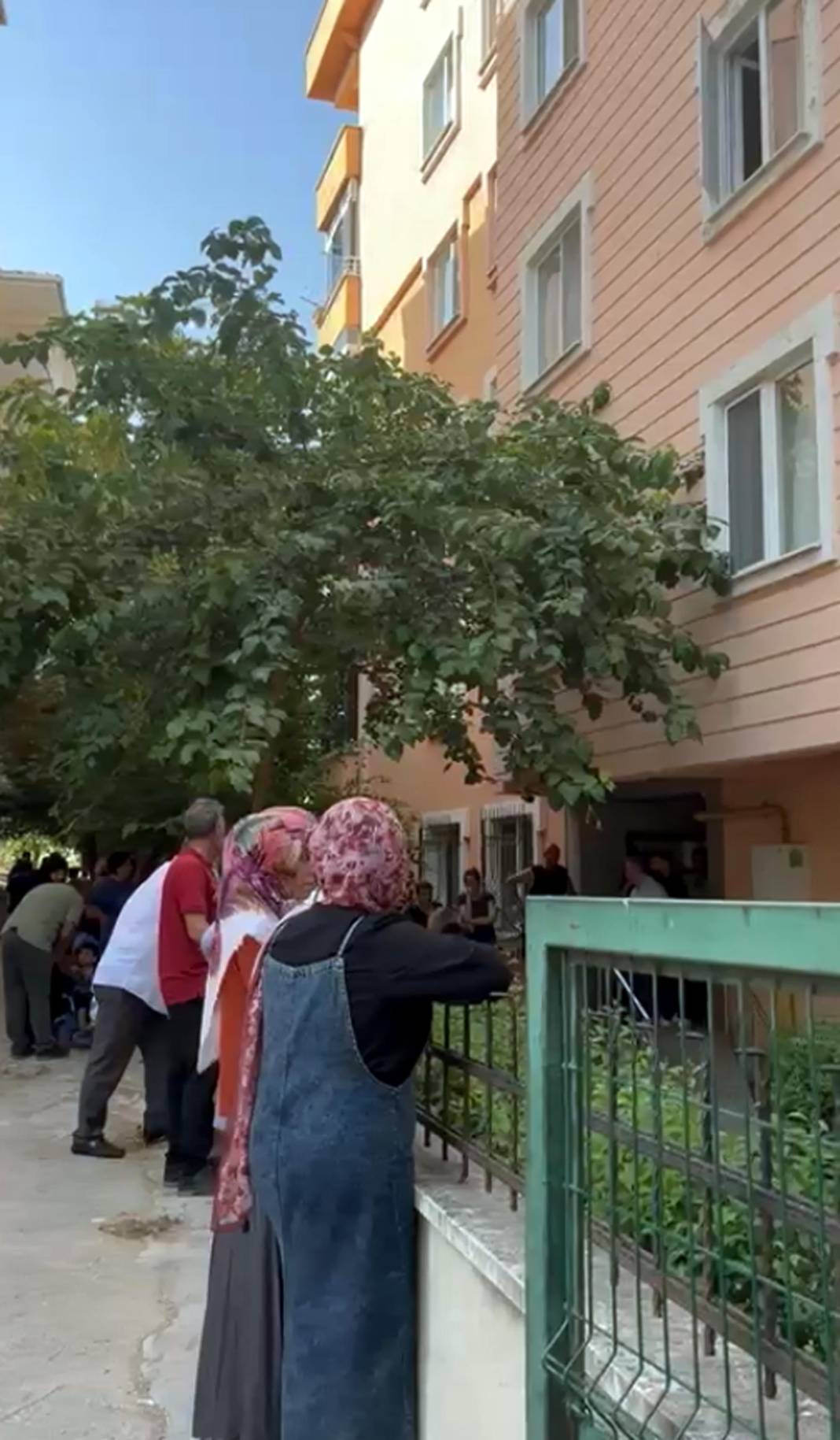 Üstüne kapanan balkon kapısı sonu oldu! 5'inci kattan düşerek öldü 4