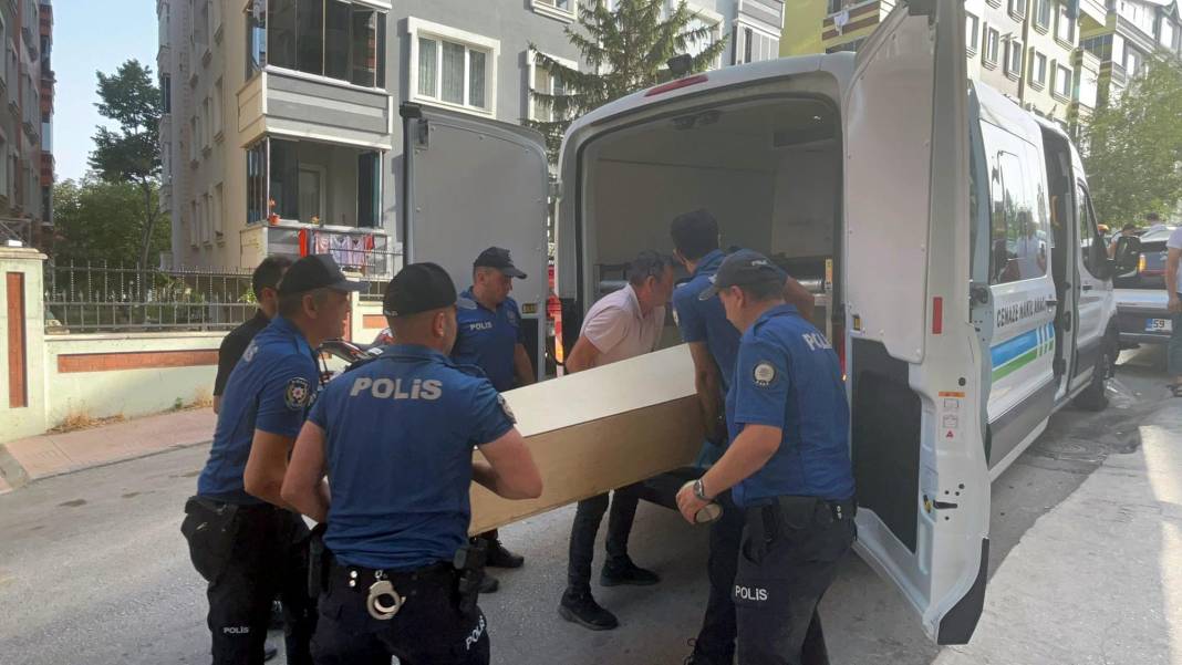 Üstüne kapanan balkon kapısı sonu oldu! 5'inci kattan düşerek öldü 3