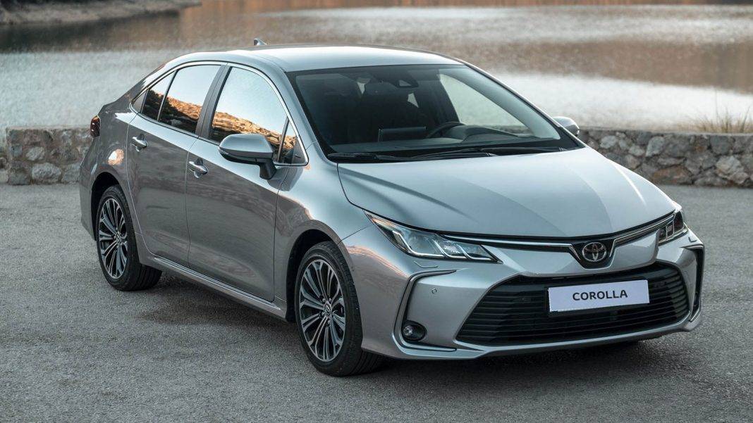 Toyota 345 bin TL birden indirdi: Bayiler meraklılarıyla doldu 8