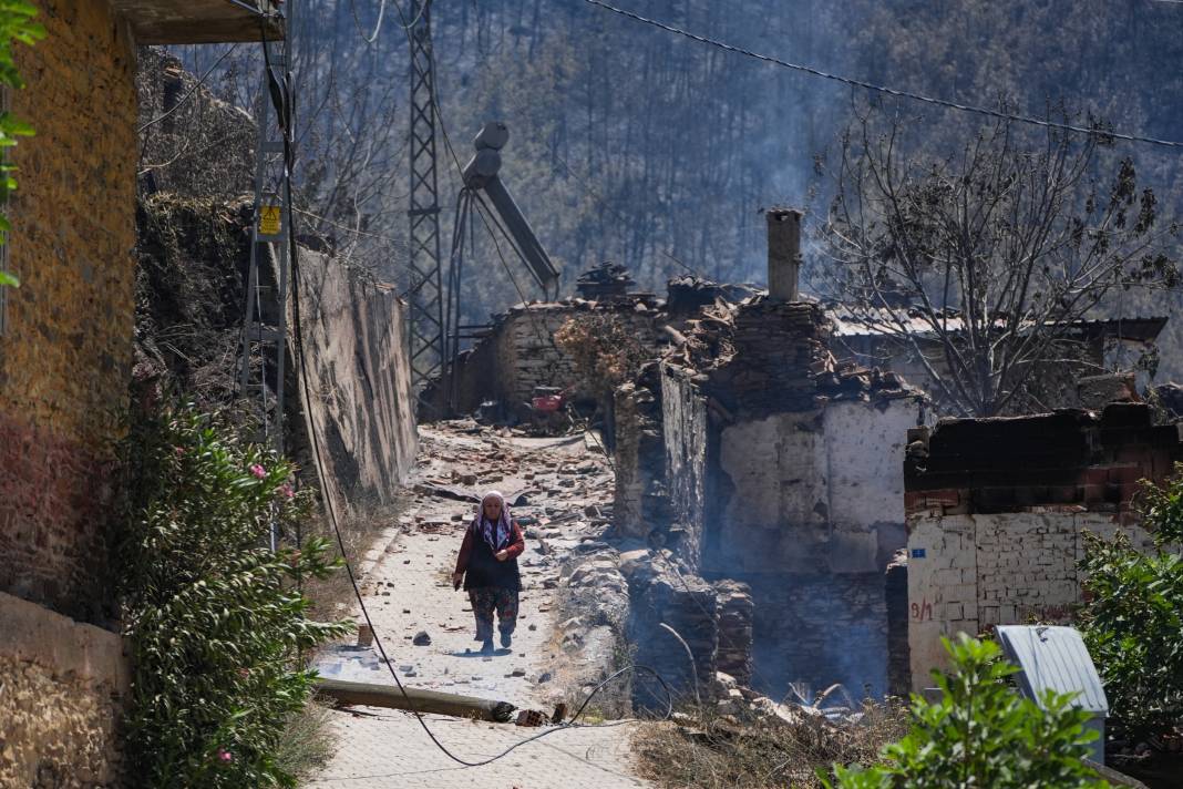 Yangınlardan geriye kül olan ağaçlar ve evler kaldı 8