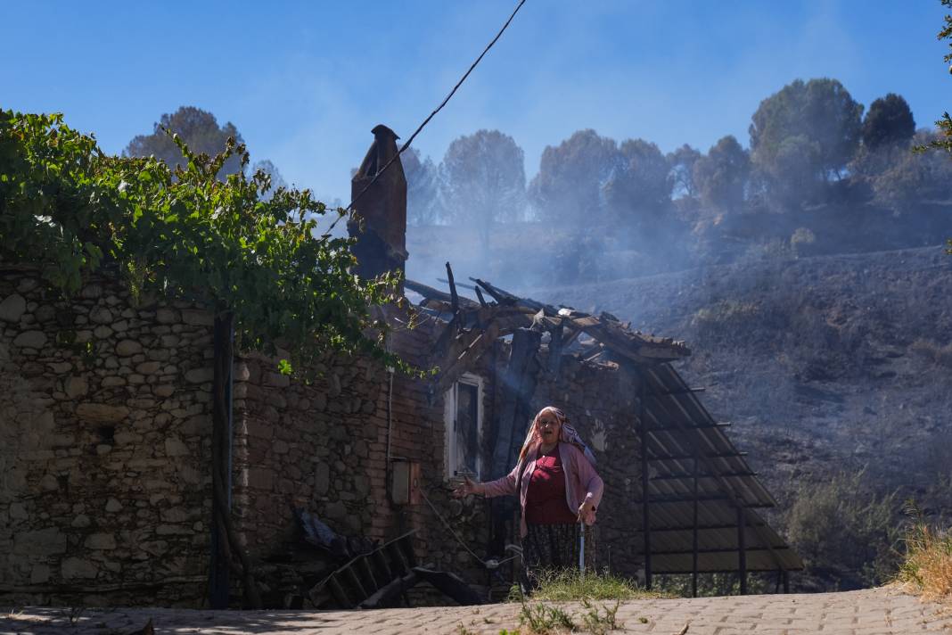 Yangınlardan geriye kül olan ağaçlar ve evler kaldı 9