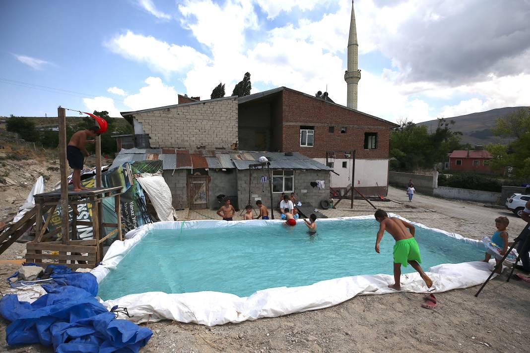 Öğretmen ve çocuklar el ele verdi: Köylerinde artık yüzme havuzu var! 8