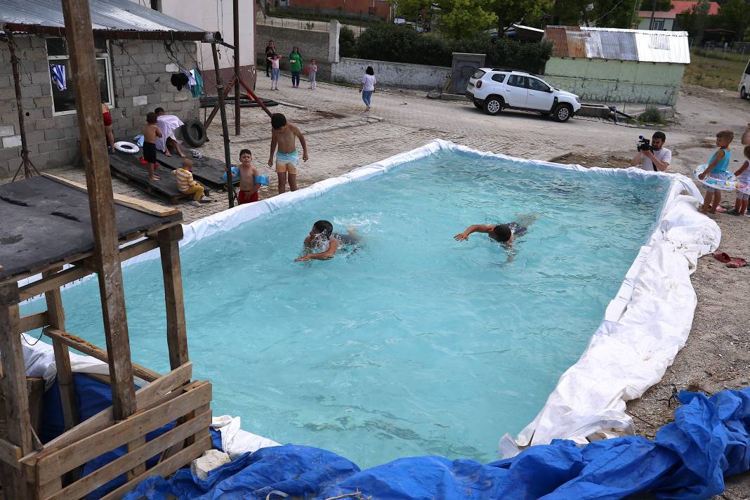 Öğretmen ve çocuklar el ele verdi: Köylerinde artık yüzme havuzu var! 9