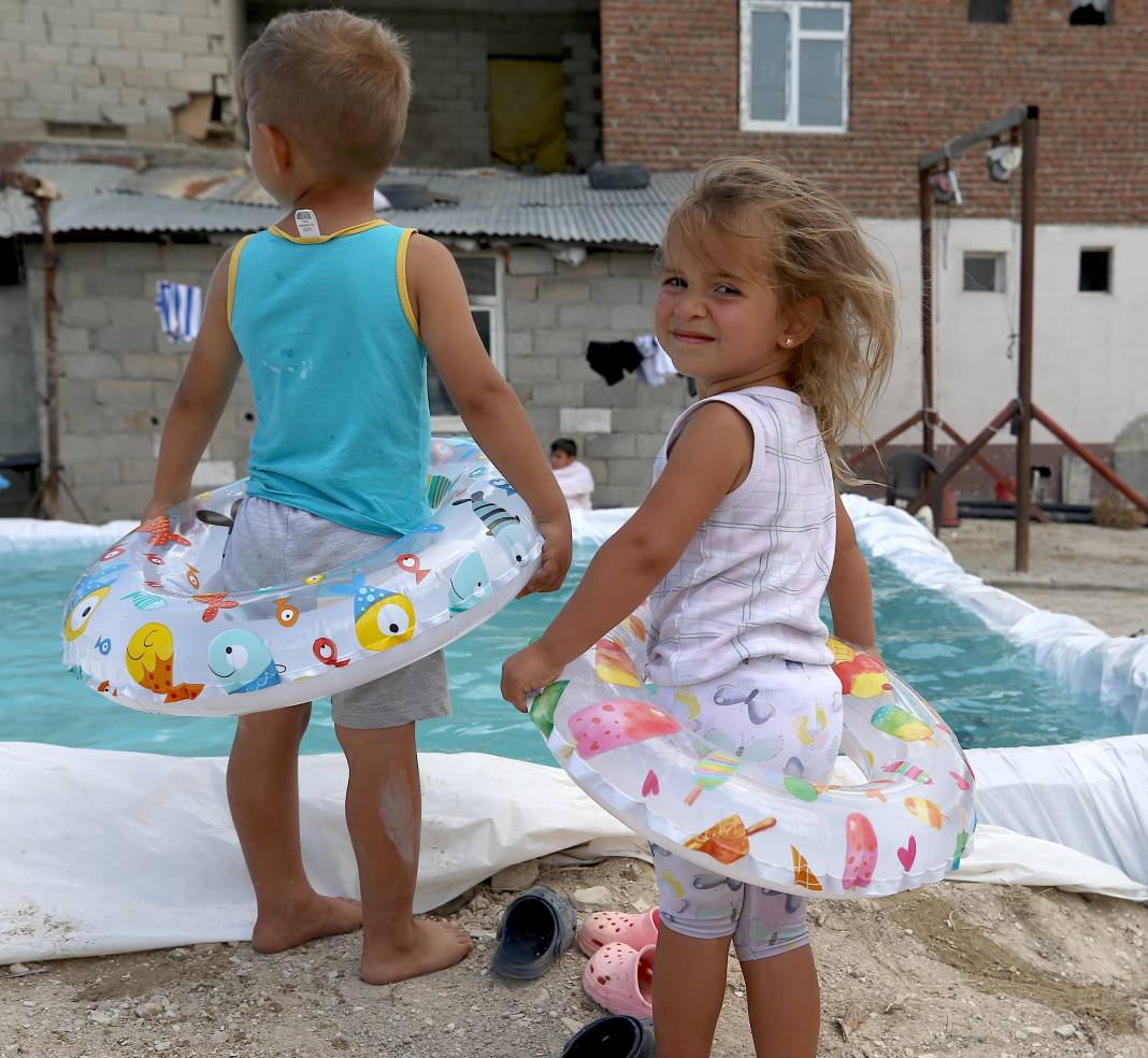 Öğretmen ve çocuklar el ele verdi: Köylerinde artık yüzme havuzu var! 11