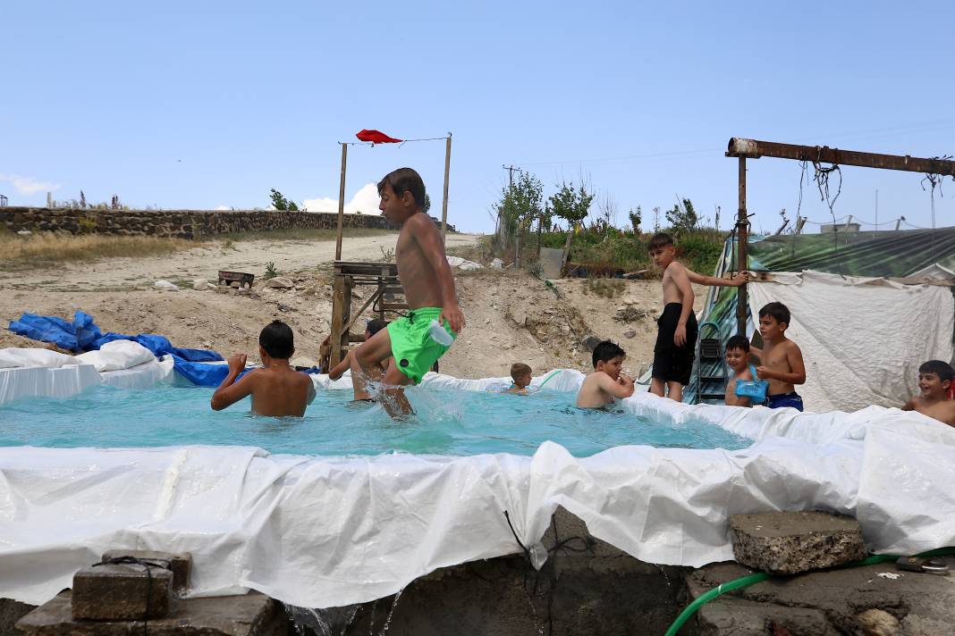 Öğretmen ve çocuklar el ele verdi: Köylerinde artık yüzme havuzu var! 7