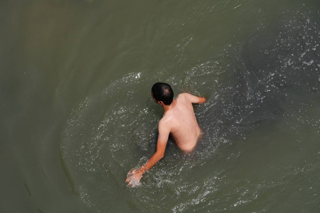 Termometreler 50 dereceyi gösterdi, halk ne yapacağını şaşırdı 20