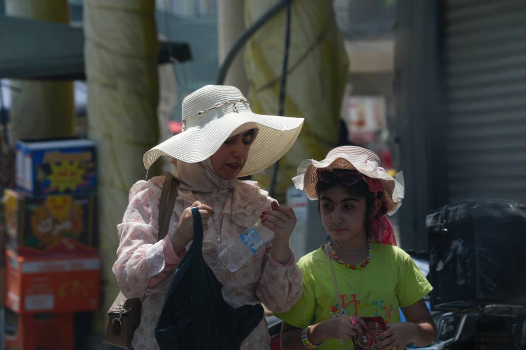 Termometreler 50 dereceyi gösterdi, halk ne yapacağını şaşırdı 13