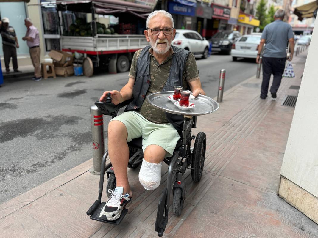 Tek ayakla hayata tutundu! Tekerlekli sandalyeyle çay servisi 8