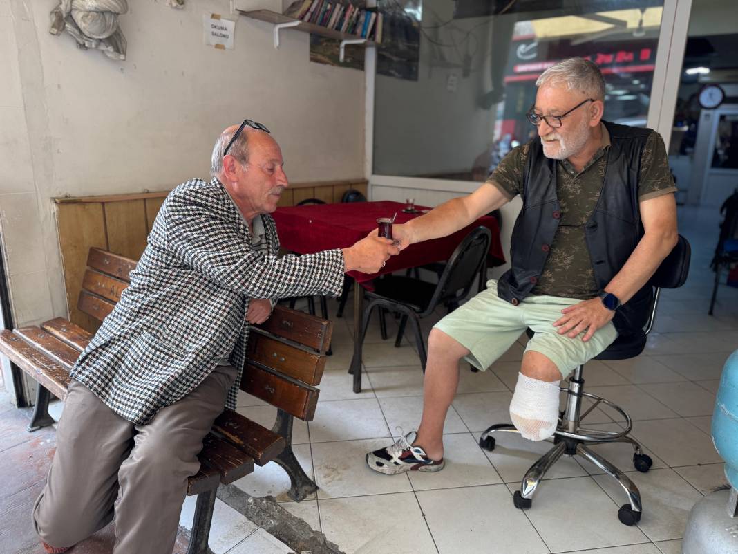 Tek ayakla hayata tutundu! Tekerlekli sandalyeyle çay servisi 5