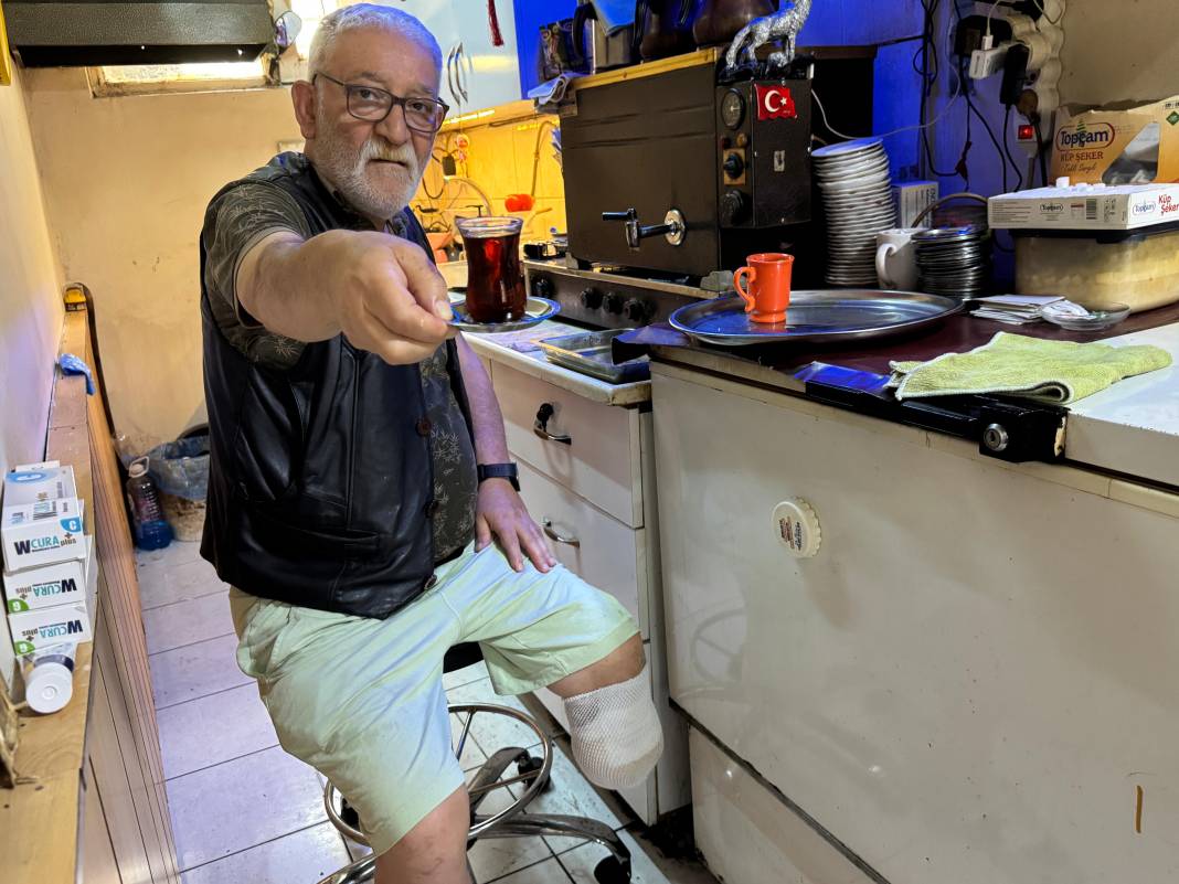 Tek ayakla hayata tutundu! Tekerlekli sandalyeyle çay servisi 7