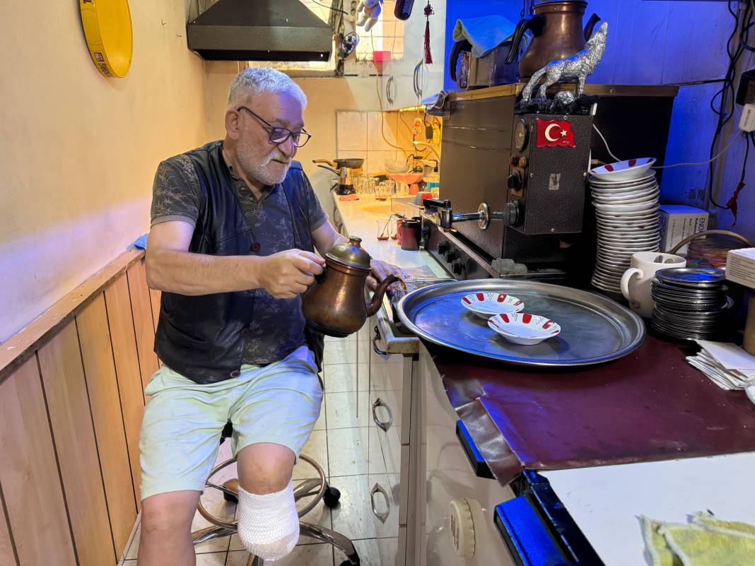 Tek ayakla hayata tutundu! Tekerlekli sandalyeyle çay servisi 6