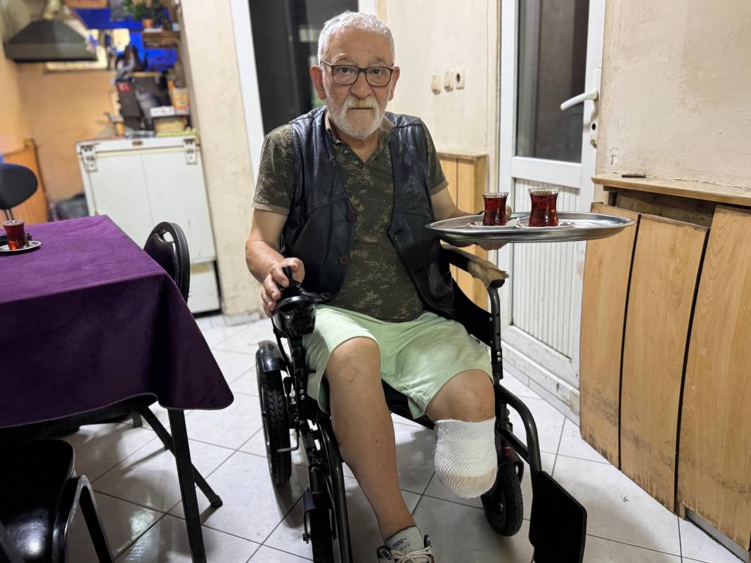 Tek ayakla hayata tutundu! Tekerlekli sandalyeyle çay servisi 4