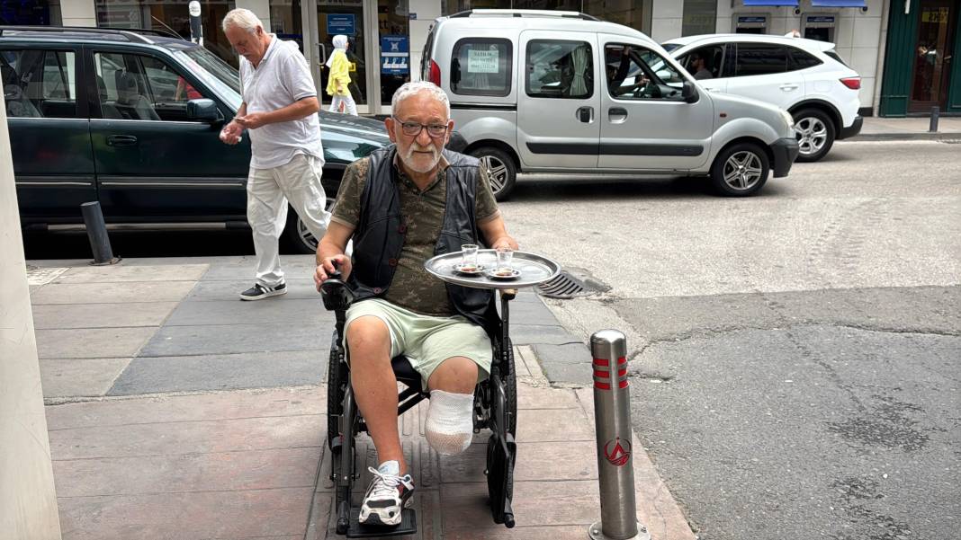 Tek ayakla hayata tutundu! Tekerlekli sandalyeyle çay servisi 3
