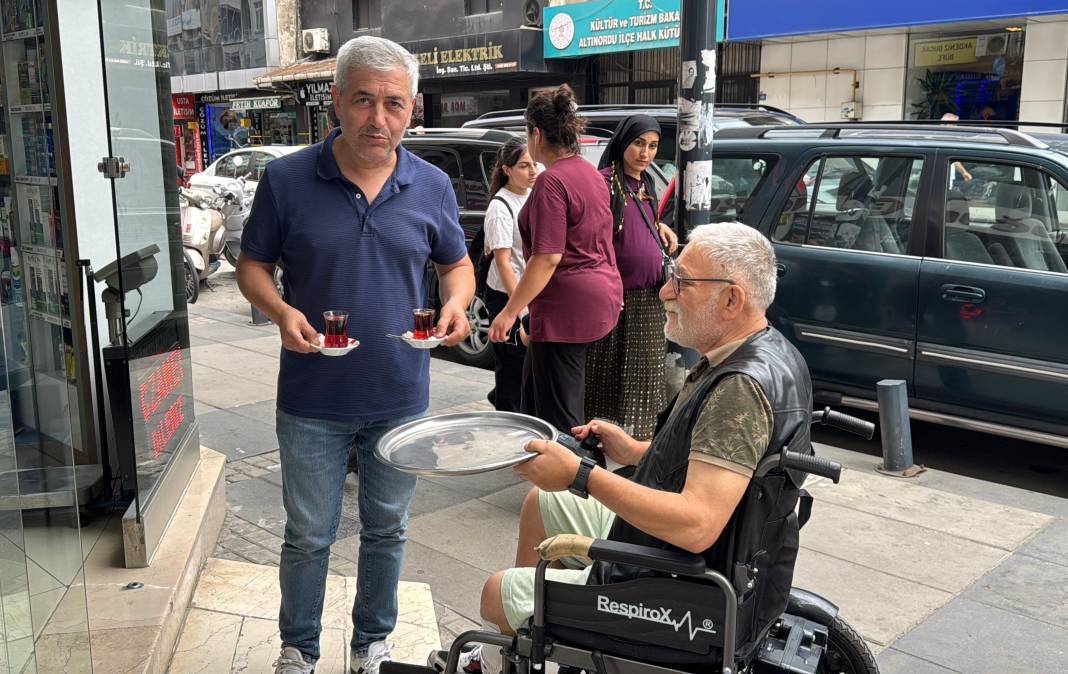 Tek ayakla hayata tutundu! Tekerlekli sandalyeyle çay servisi 2