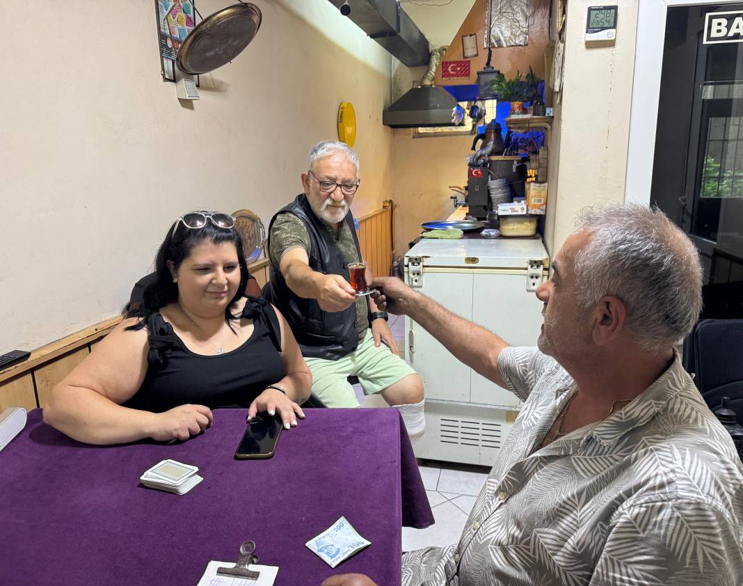 Tek ayakla hayata tutundu! Tekerlekli sandalyeyle çay servisi 1