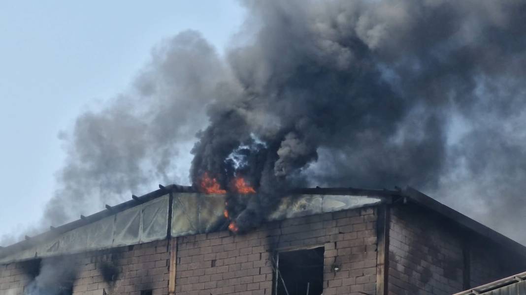 Diyarbakır'da siyah dumanlar gökyüzünü kapladı 4