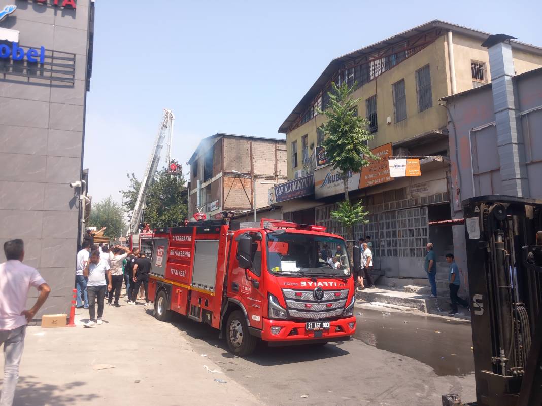 Diyarbakır'da siyah dumanlar gökyüzünü kapladı 1