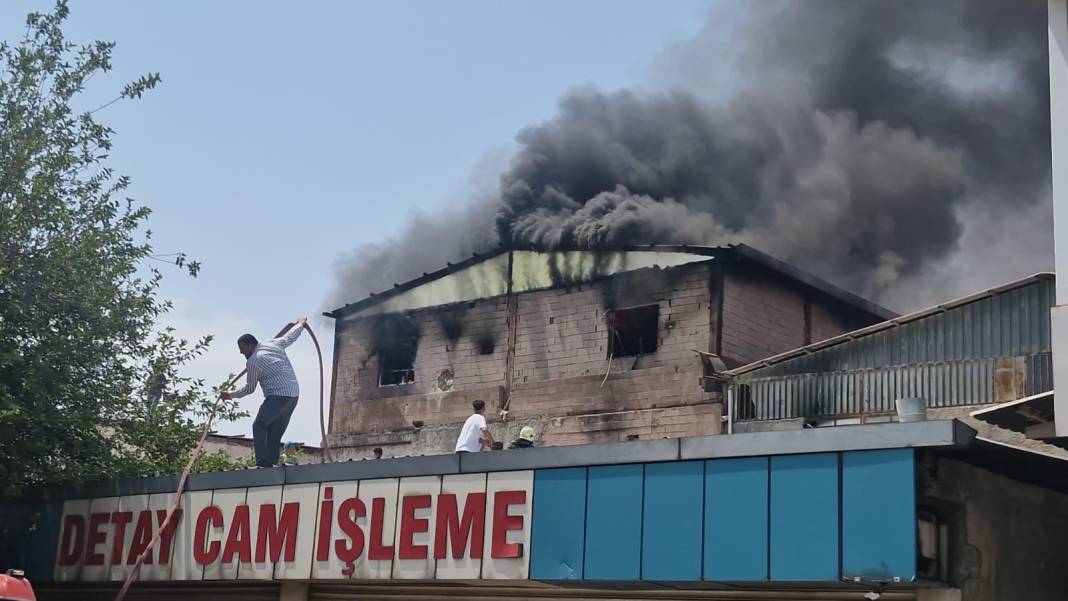 Diyarbakır'da siyah dumanlar gökyüzünü kapladı 3