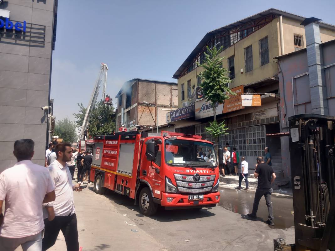 Diyarbakır'da siyah dumanlar gökyüzünü kapladı 9