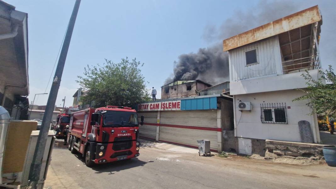 Diyarbakır'da siyah dumanlar gökyüzünü kapladı 12
