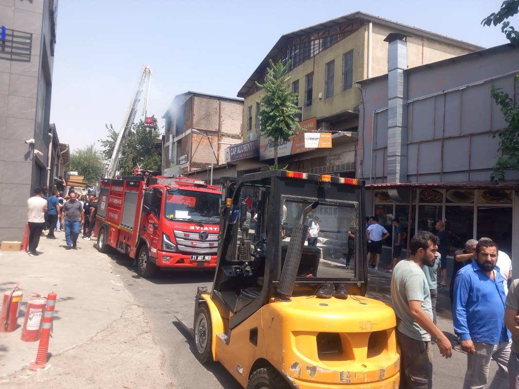 Diyarbakır'da siyah dumanlar gökyüzünü kapladı 8