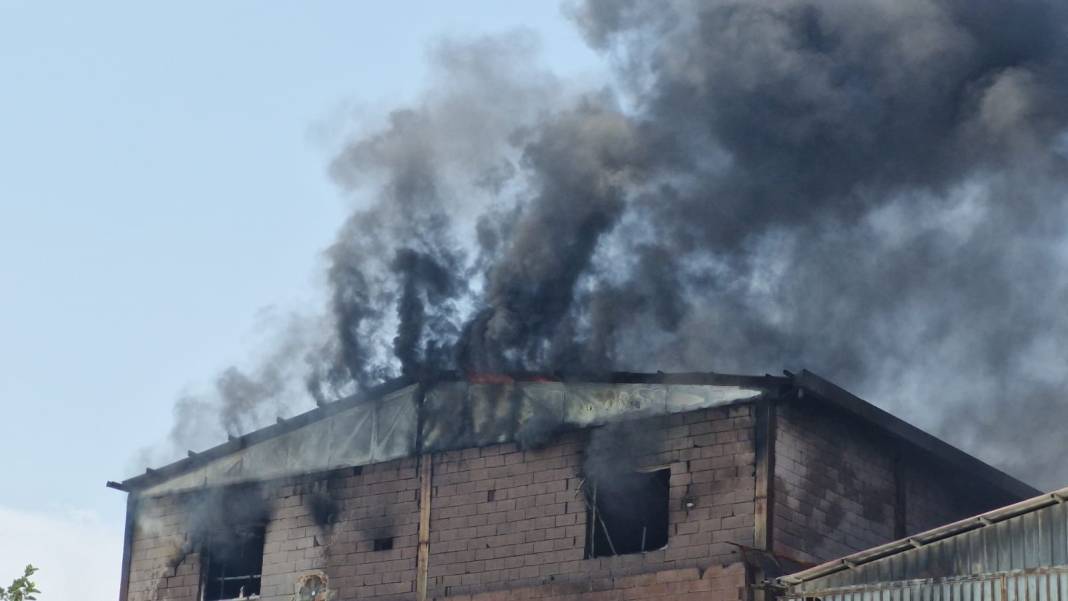 Diyarbakır'da siyah dumanlar gökyüzünü kapladı 6