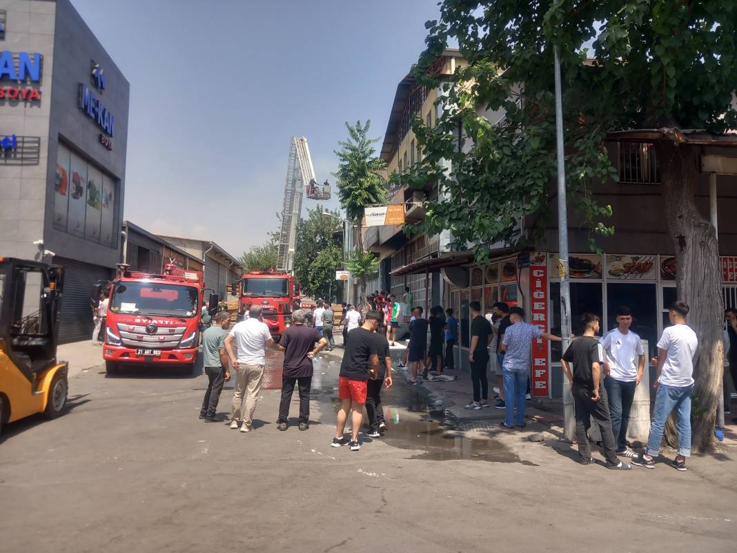 Diyarbakır'da siyah dumanlar gökyüzünü kapladı 5