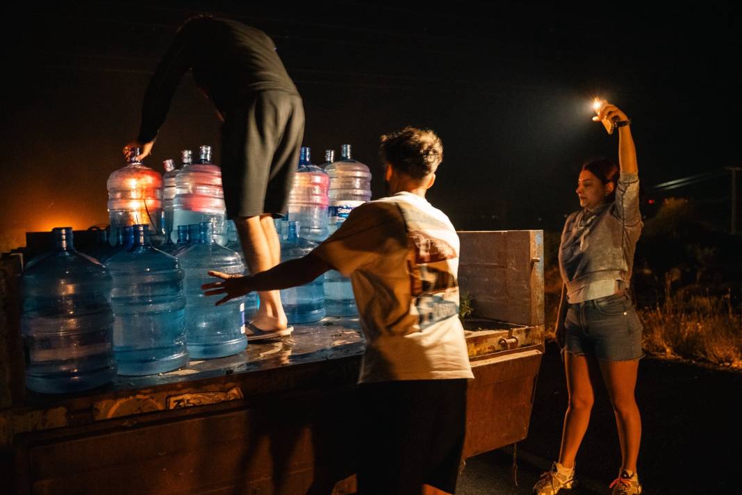 Çaresizliğimizin fotoğrafları: Ormanları yutan alevlere damacanalarla koştular 1