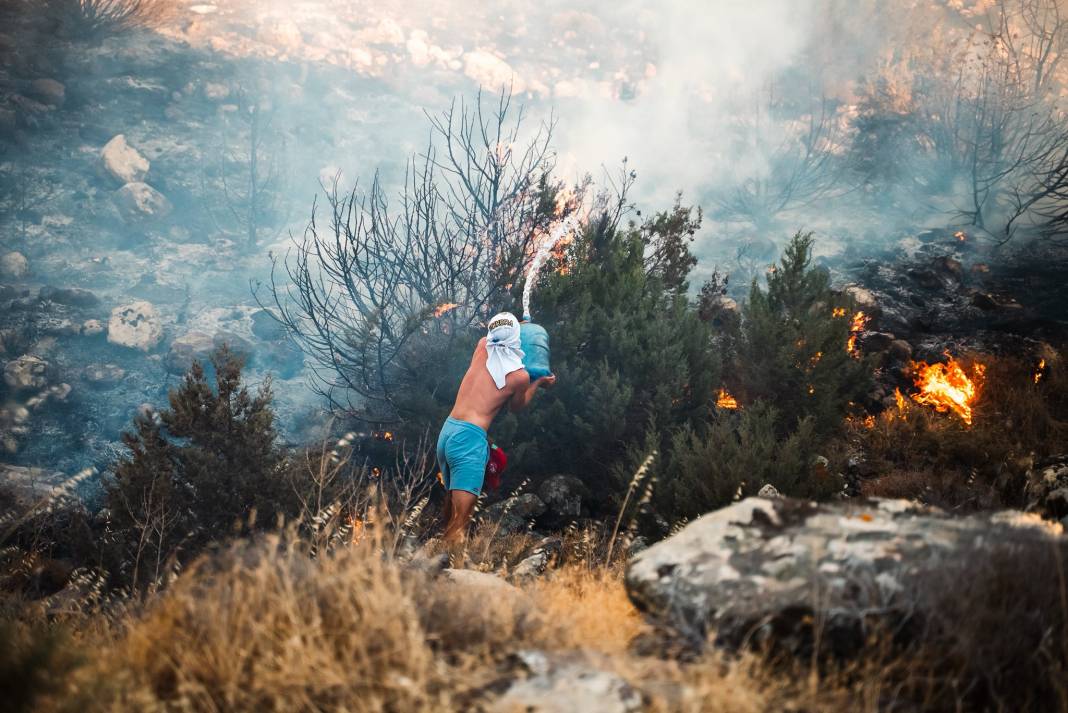 Çaresizliğimizin fotoğrafları: Ormanları yutan alevlere damacanalarla koştular 6