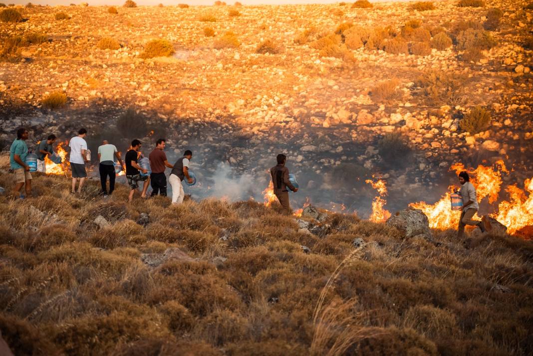 Çaresizliğimizin fotoğrafları: Ormanları yutan alevlere damacanalarla koştular 4