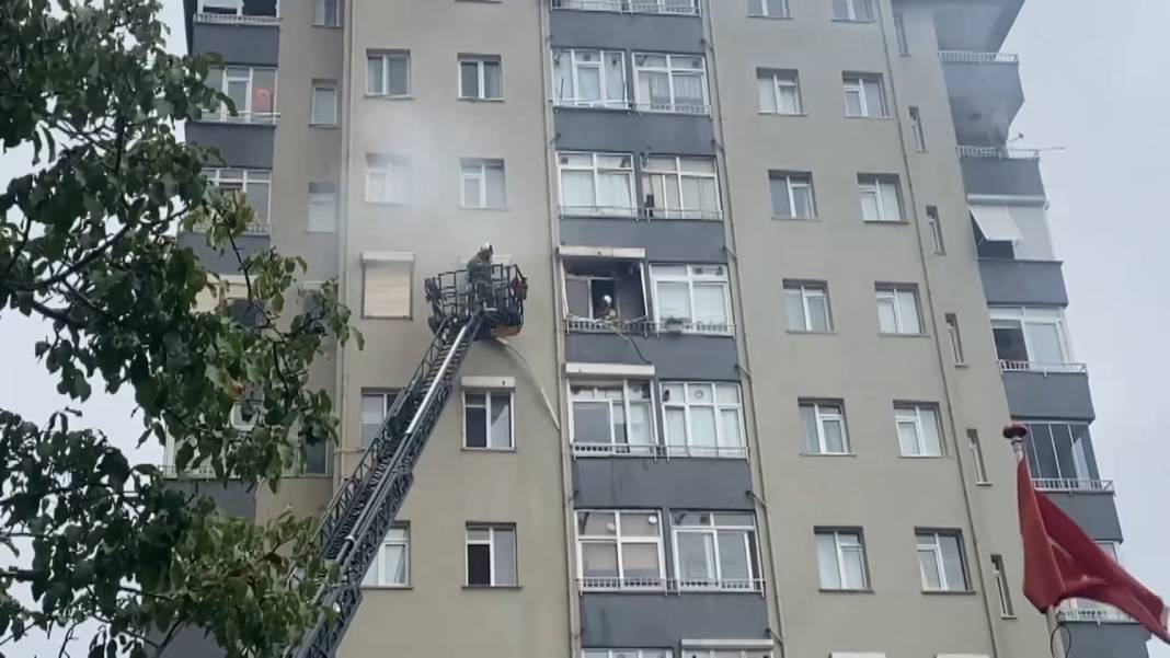 İstanbul’da 10 katlı binada yangın! 4 kişi yaralandı 2