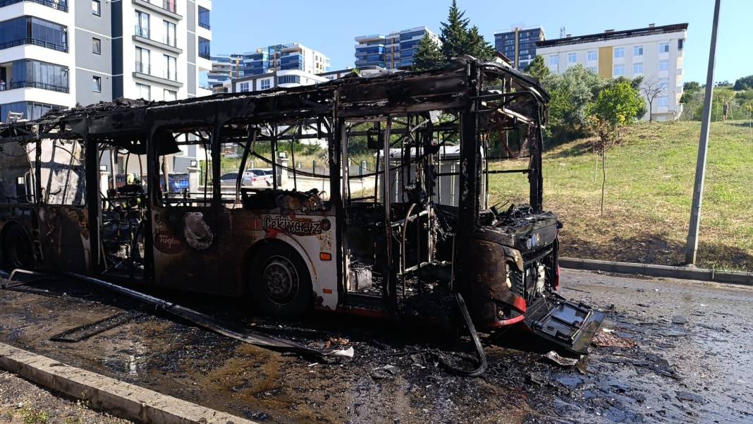 Belediye otobüsü küle döndü! Felaketten dönüldü 2