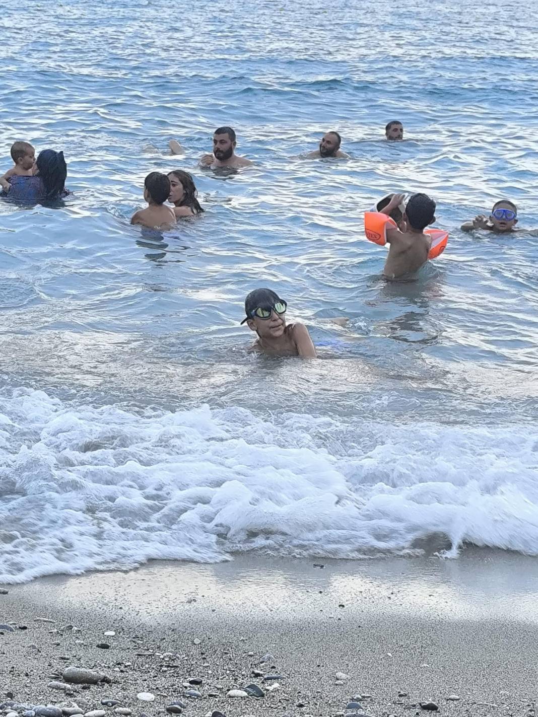 Serinlemek için denize girenler yandı 2